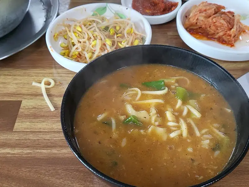 어죽과 함께 제공되는 반찬들