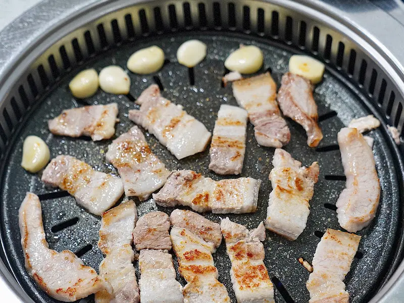 잘 익은 약돌돼지 삼겹살