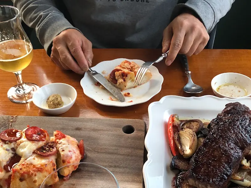 스테이크와 샐러드