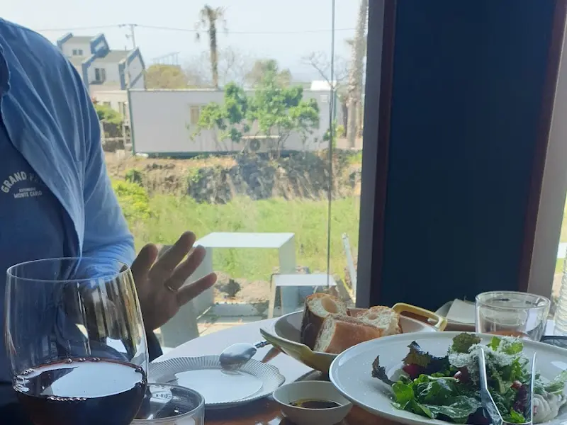 식전빵과 샐러드