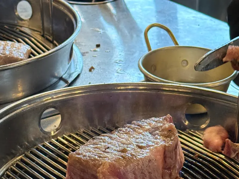 불판 위에서 익어가는 목살