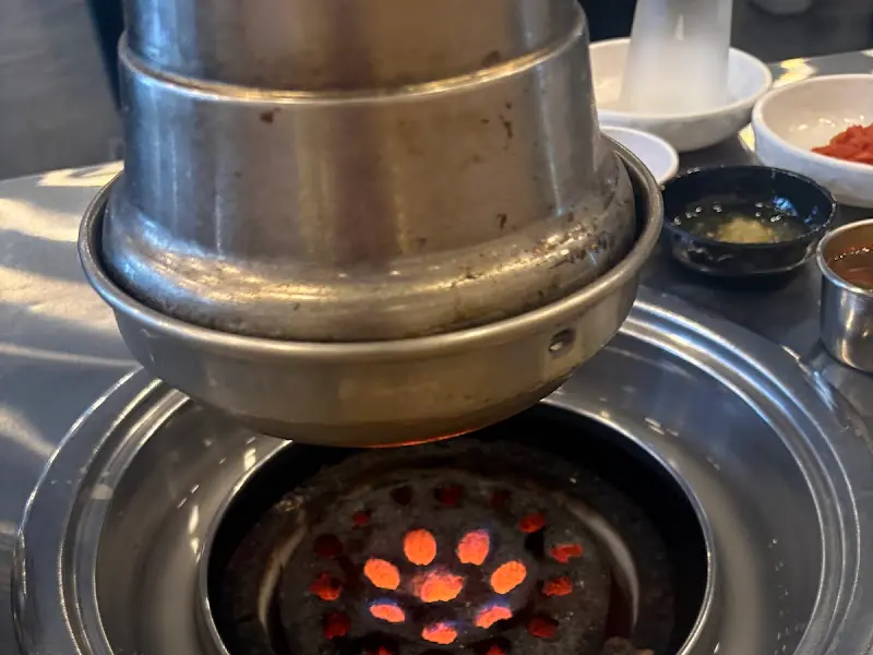 테이블 위 연탄 불판