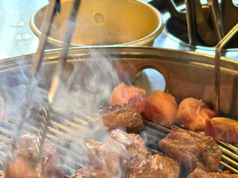 불판 위에서 익어가는 고기