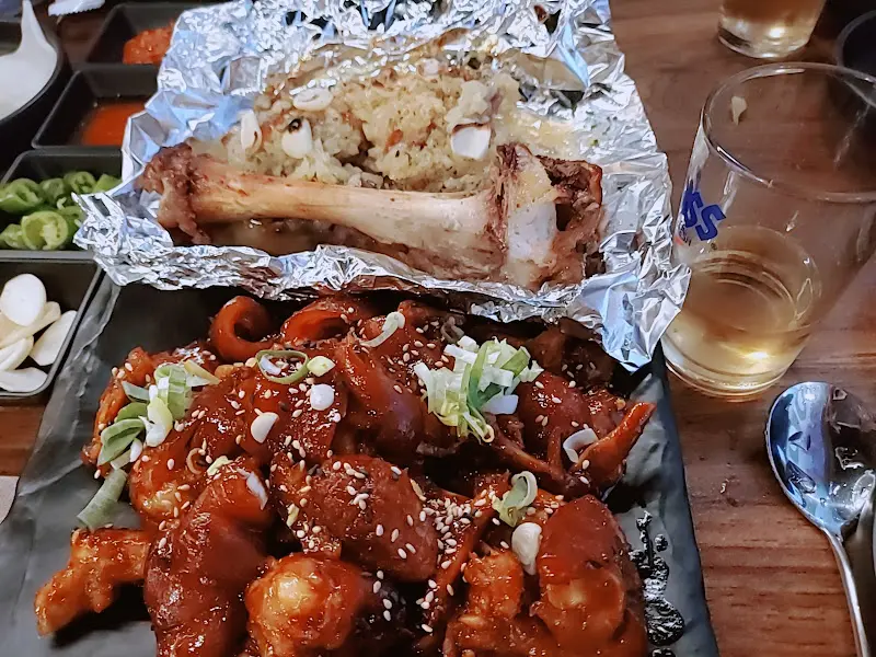 윤기가 흐르는 족발 한 상 차림