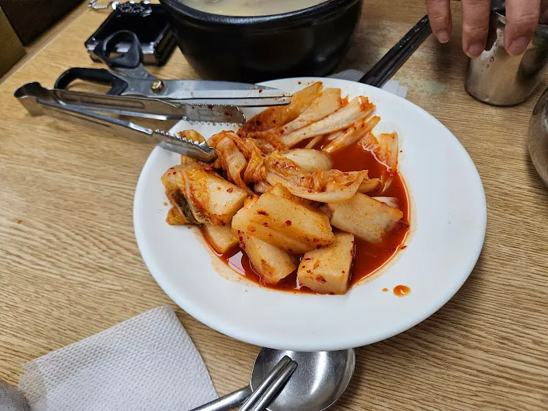 잘 익은 김치와 깍두기