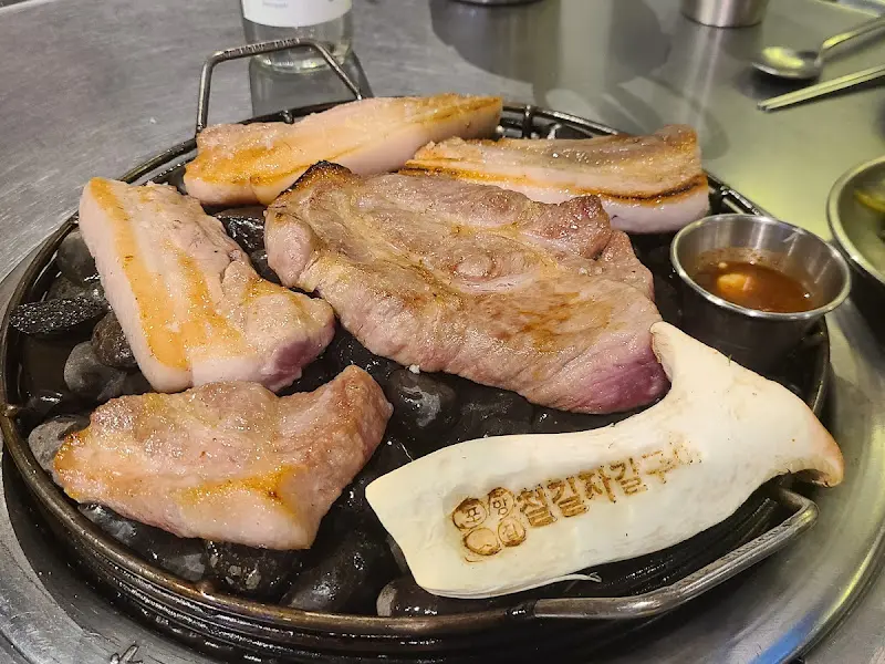 노릇노릇 익어가는 삼겹살과 버섯