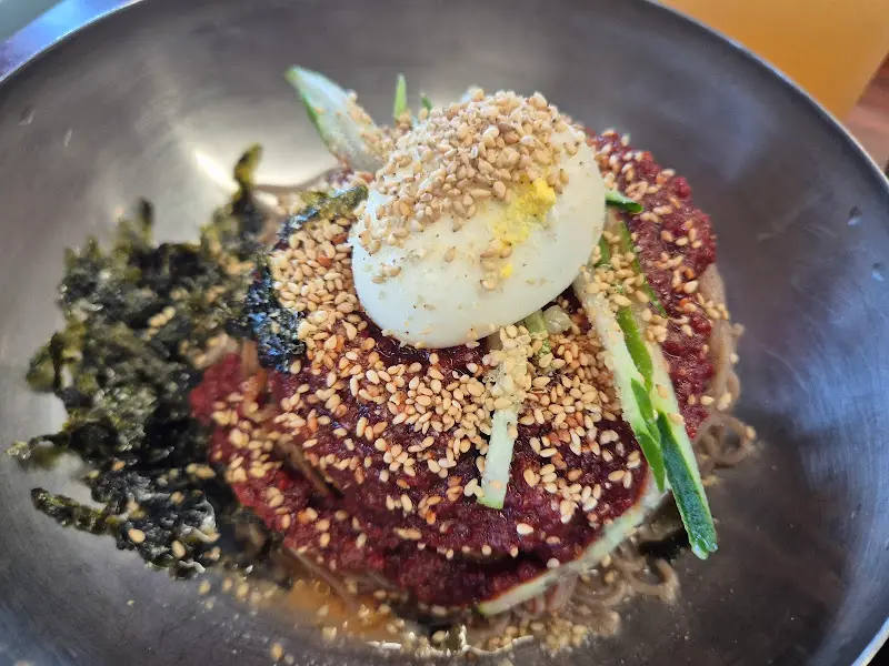 비빔 막국수의 화려한 자태