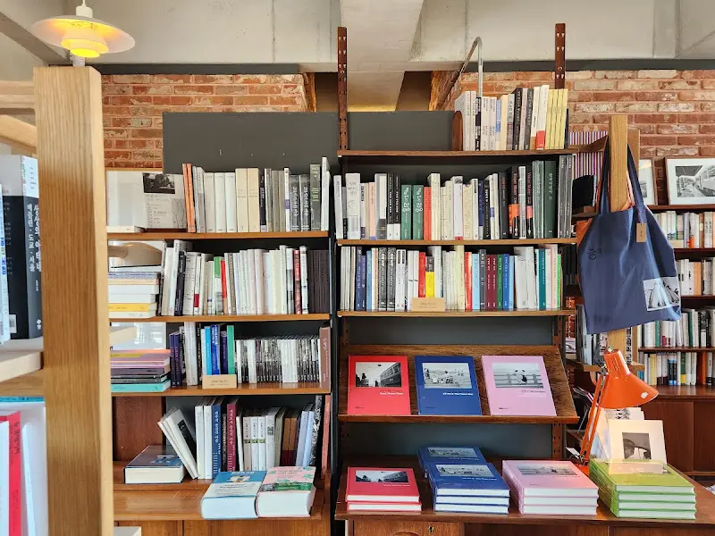 카페 한 켠에 마련된 서가