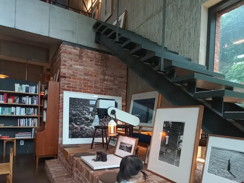 철제 계단과 벽돌 벽이 조화롭게 어우러진 내부