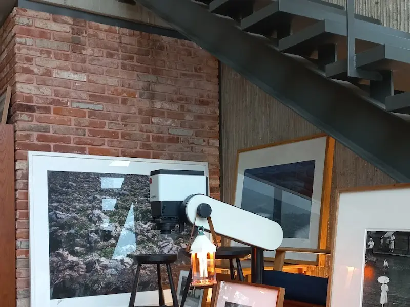 앤틱한 스탠드 조명과 카메라 모형