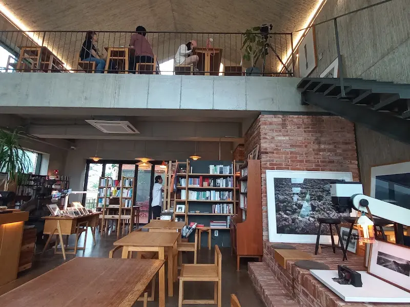 카페 2층에서 내려다본 1층 풍경