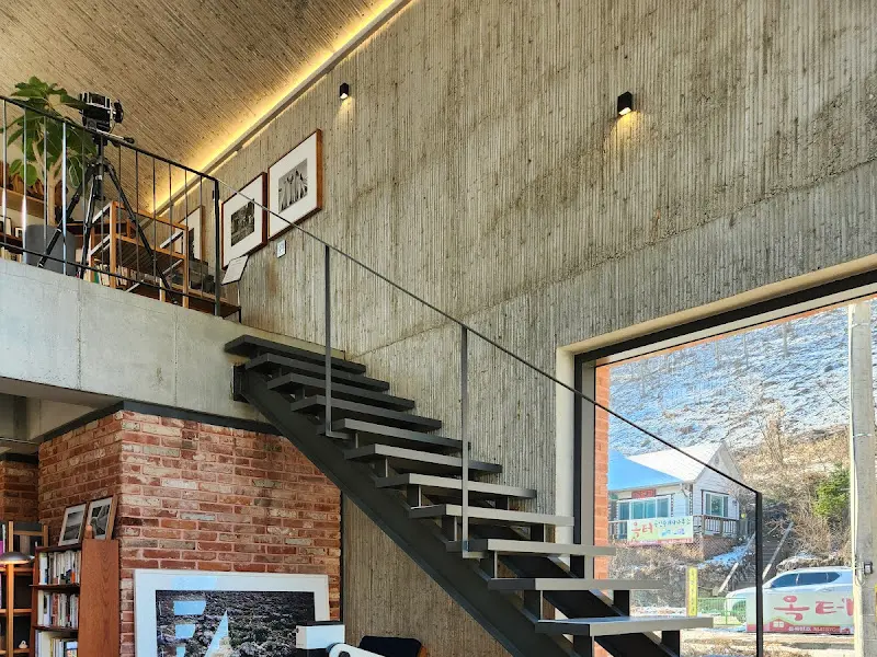 카페 내부의 높은 천장과 독특한 조명