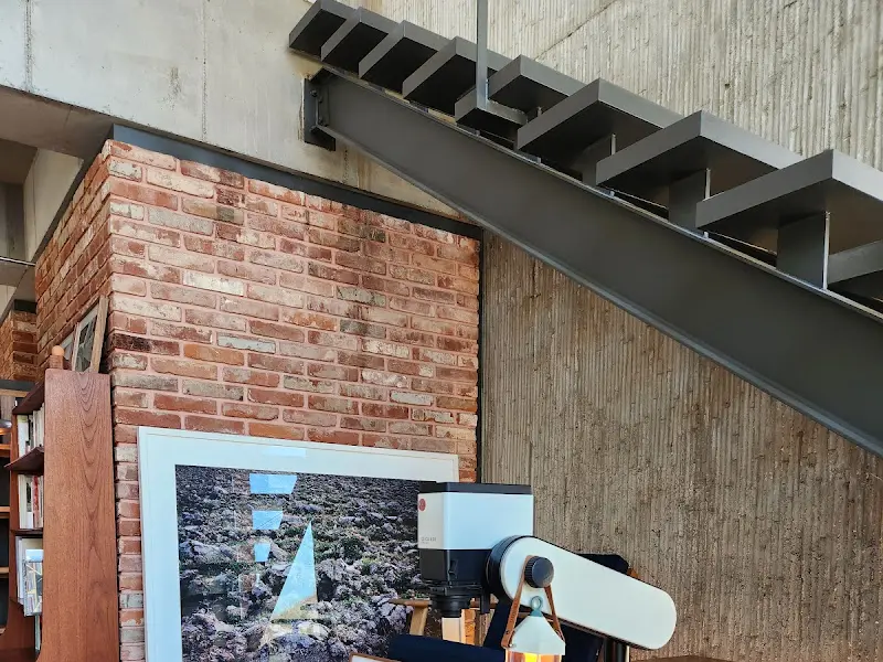 카페 내부의 테이블과 의자