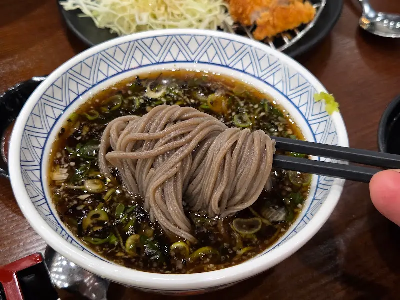 소바를 쯔유에 담가 먹는 모습