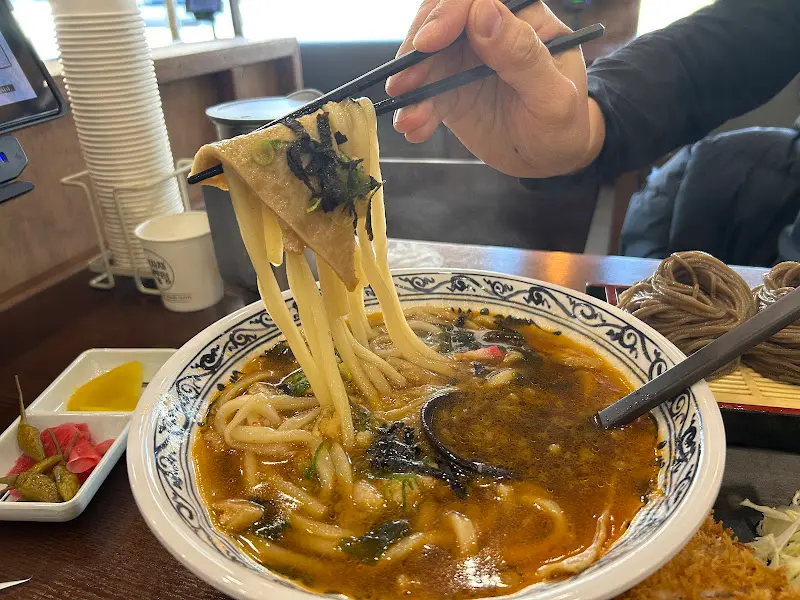 우동 면발을 들어 올리는 모습