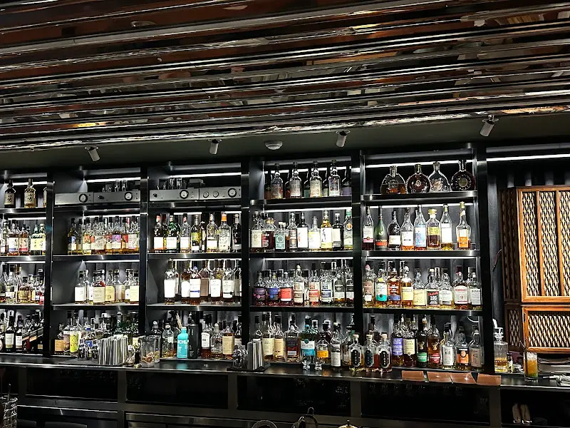 다양한 위스키 병들이 진열된 바