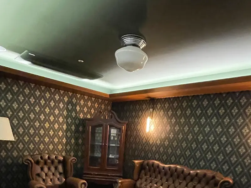 앤티크한 가구와 조명이 어우러진 룸 내부