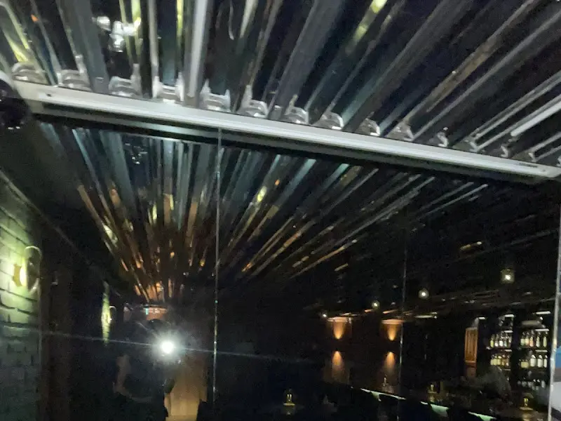 천장에 설치된 거울 장식