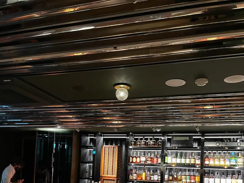 바 테이블 위 조명과 천장 거울