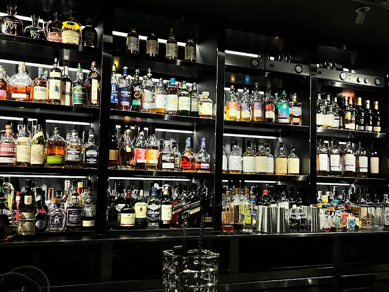 다양한 위스키 병들이 진열된 모습