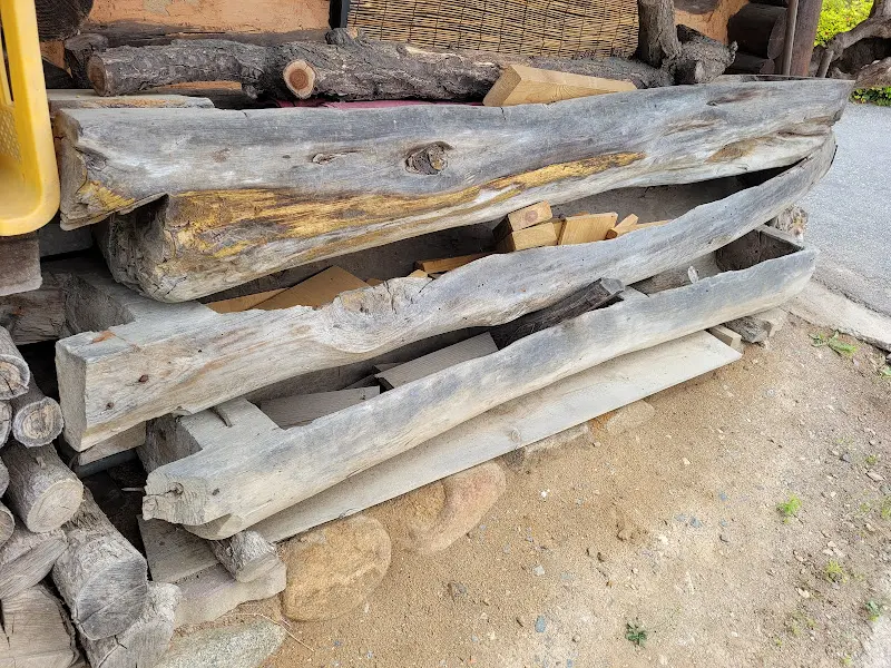 식당 외부에 쌓여 있는 장작