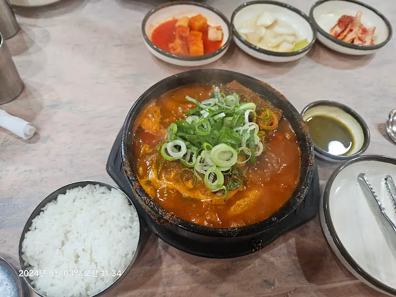 푸짐한 새우탕 한상차림