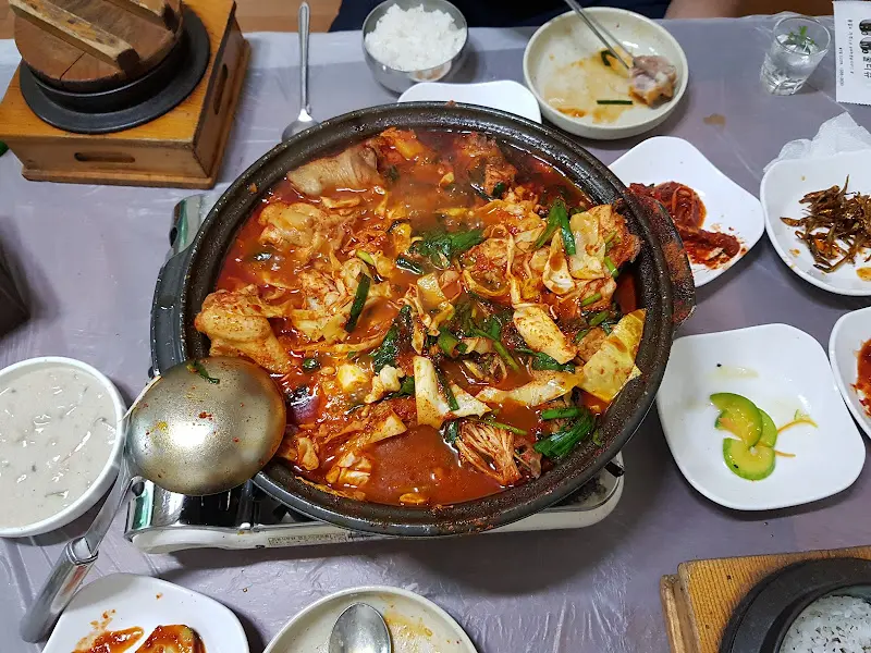 끓고 있는 새우탕의 모습