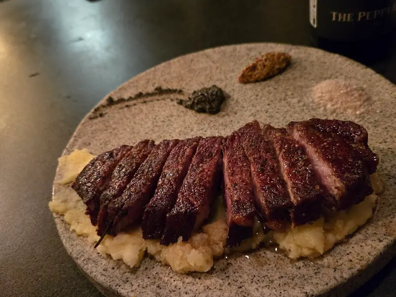 잘 구워진 스테이크