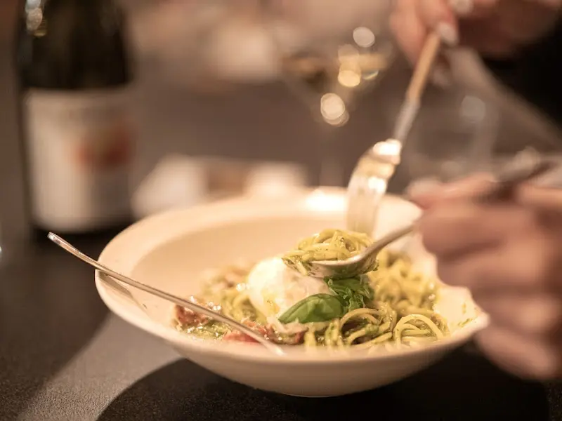 파스타 먹는 모습