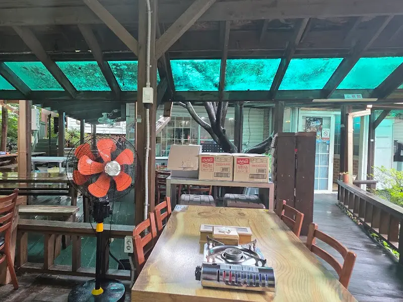 야외 테이블 전경