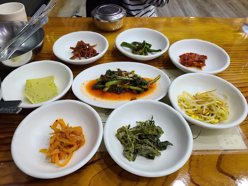 다채로운 반찬들이 정갈하게 담겨 있는 모습