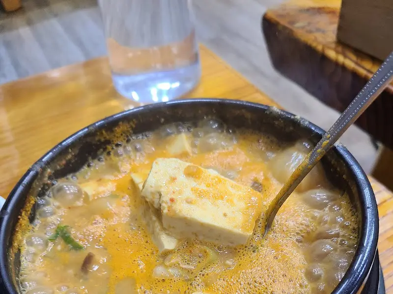 뚝배기 안에서 보글보글 끓고 있는 청국장