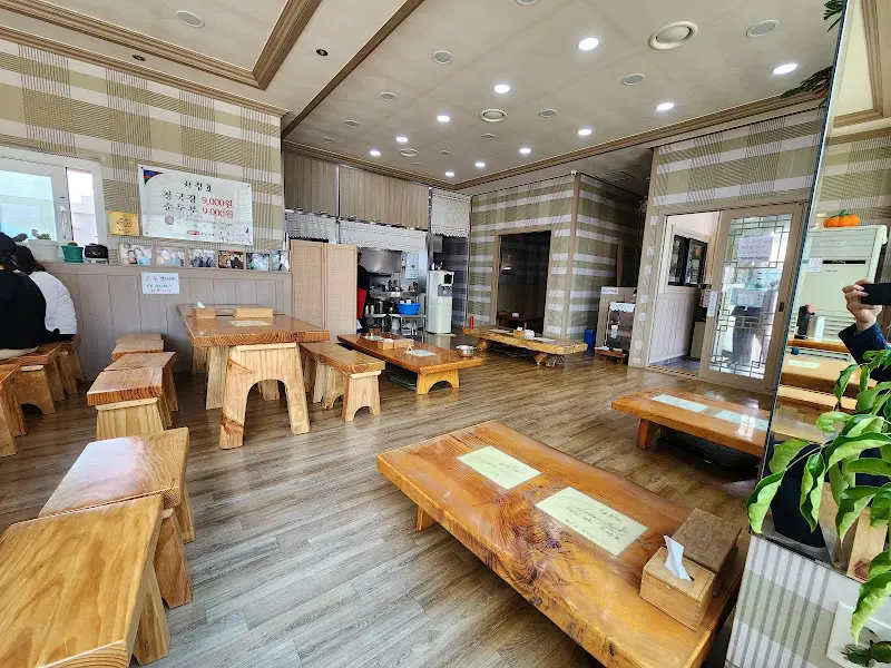 넓고 깔끔한 식당 내부