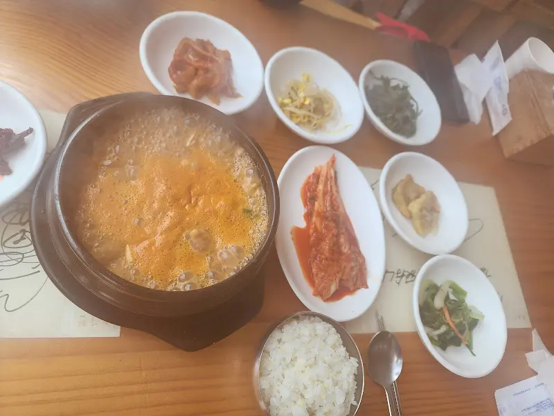 청국장과 다양한 반찬들