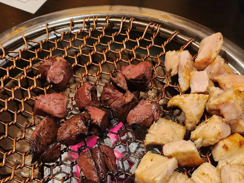 노릇노릇하게 구워진 곱창과 염통