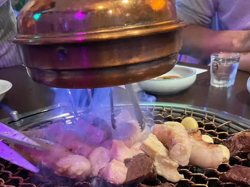 화로 위에서 구워지는 곱창과 대창