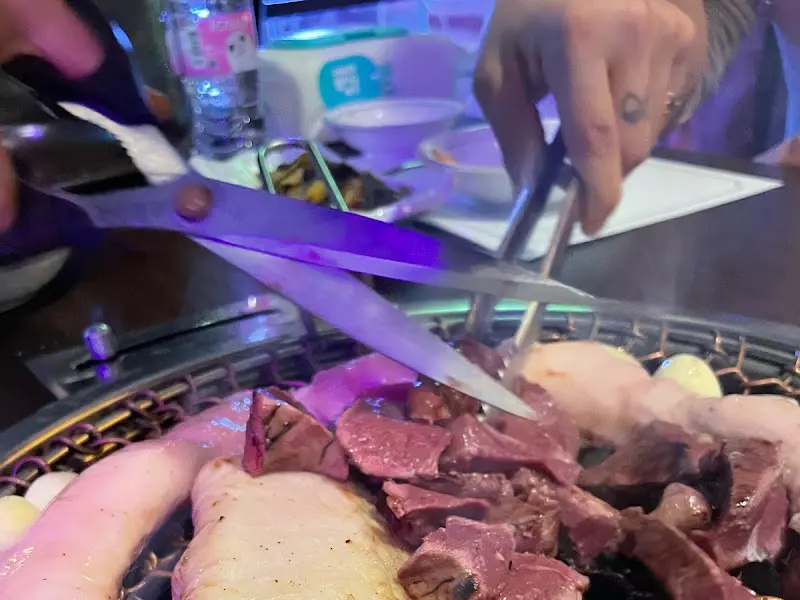 직원분의 능숙한 곱창 손질