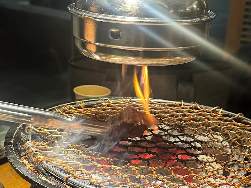 숯불 위에서 구워지는 소고기