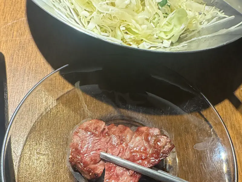 잘 구워진 소고기