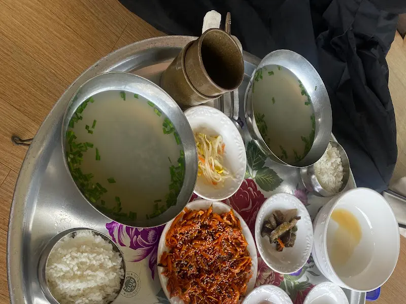 쟁반에 담긴 재첩국 한 상