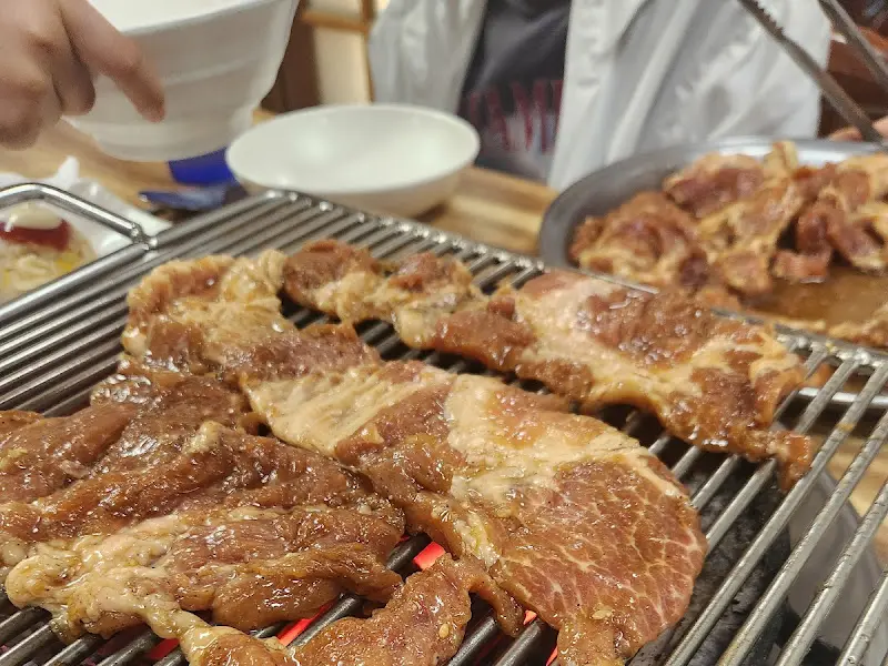 숯불 위에서 구워지는 돼지갈비