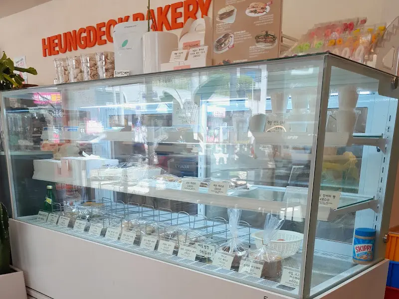 다양한 빵들이 진열된 쇼케이스