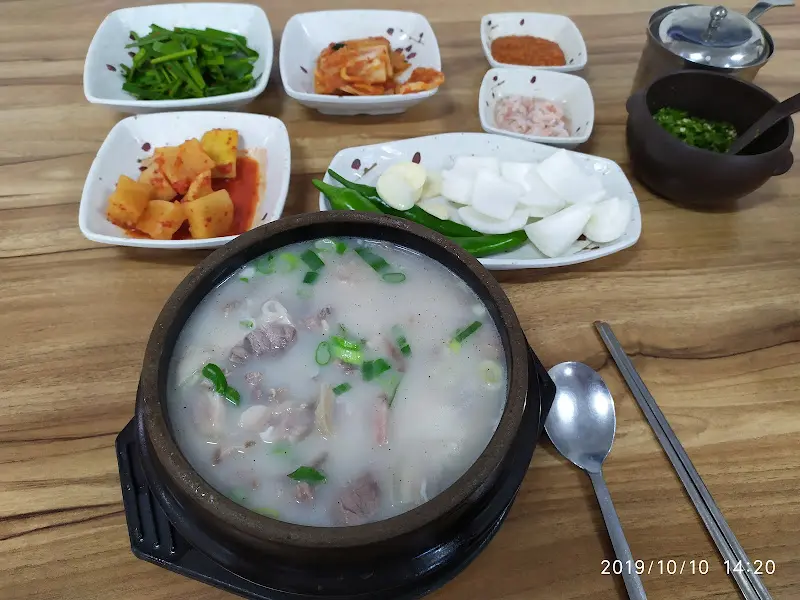 돼지국밥 한 상 차림