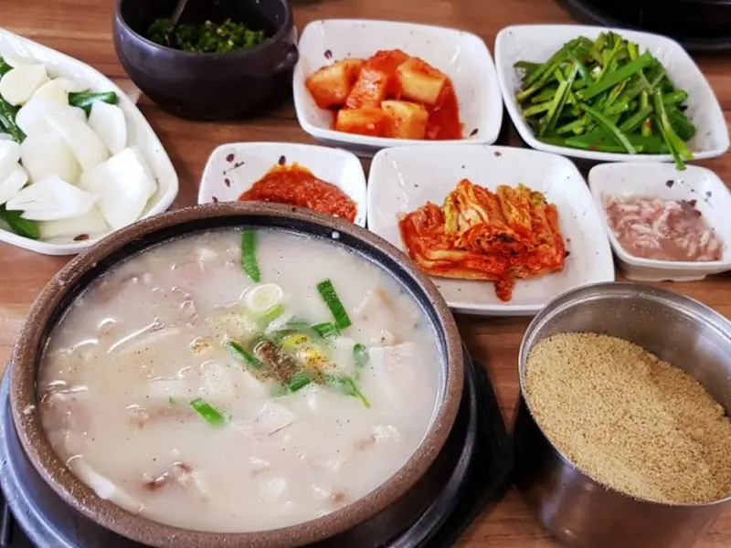 푸짐한 돼지국밥