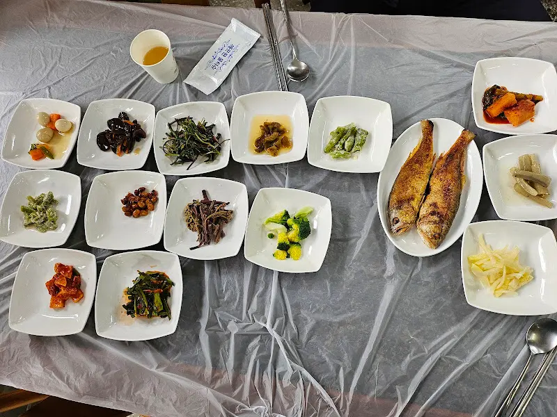 다채로운 산채비빔밥 한 상 차림