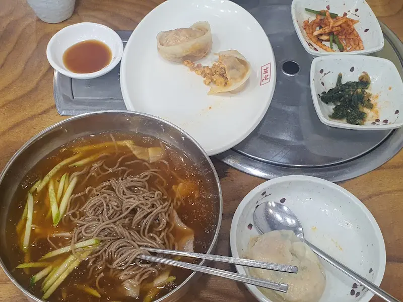 만두와 막국수의 조화