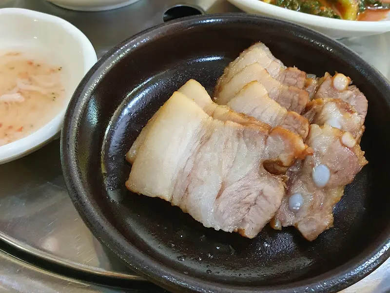 수육의 윤기 넘치는 모습