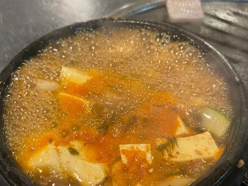 뚝배기 안에서 보글보글 끓고 있는 된장찌개