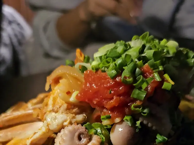 싱싱한 해산물이 가득한 부야베스 샐러드