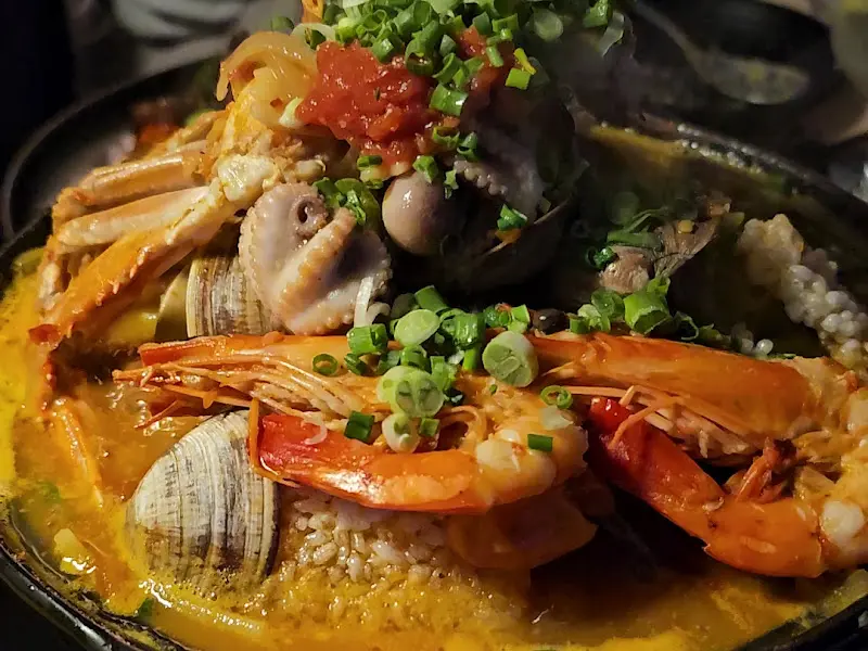 싱싱한 해산물이 가득한 부야베스